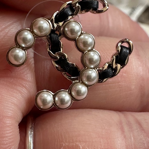 BNWT CHANEL Pearl-Accented Interlocking Logo Earrings - Black & Gold - Picture 10 of 16